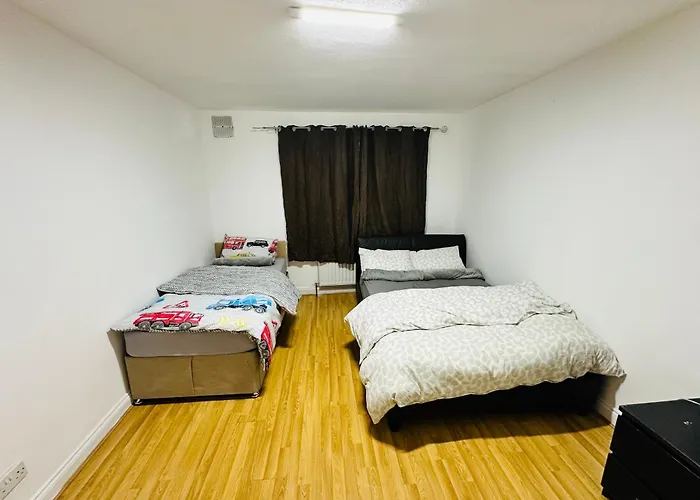 3 Bed Room Home Comfortable Stay In Coventry City, Free Parking , Wifi, Kitchen,Livingroom
