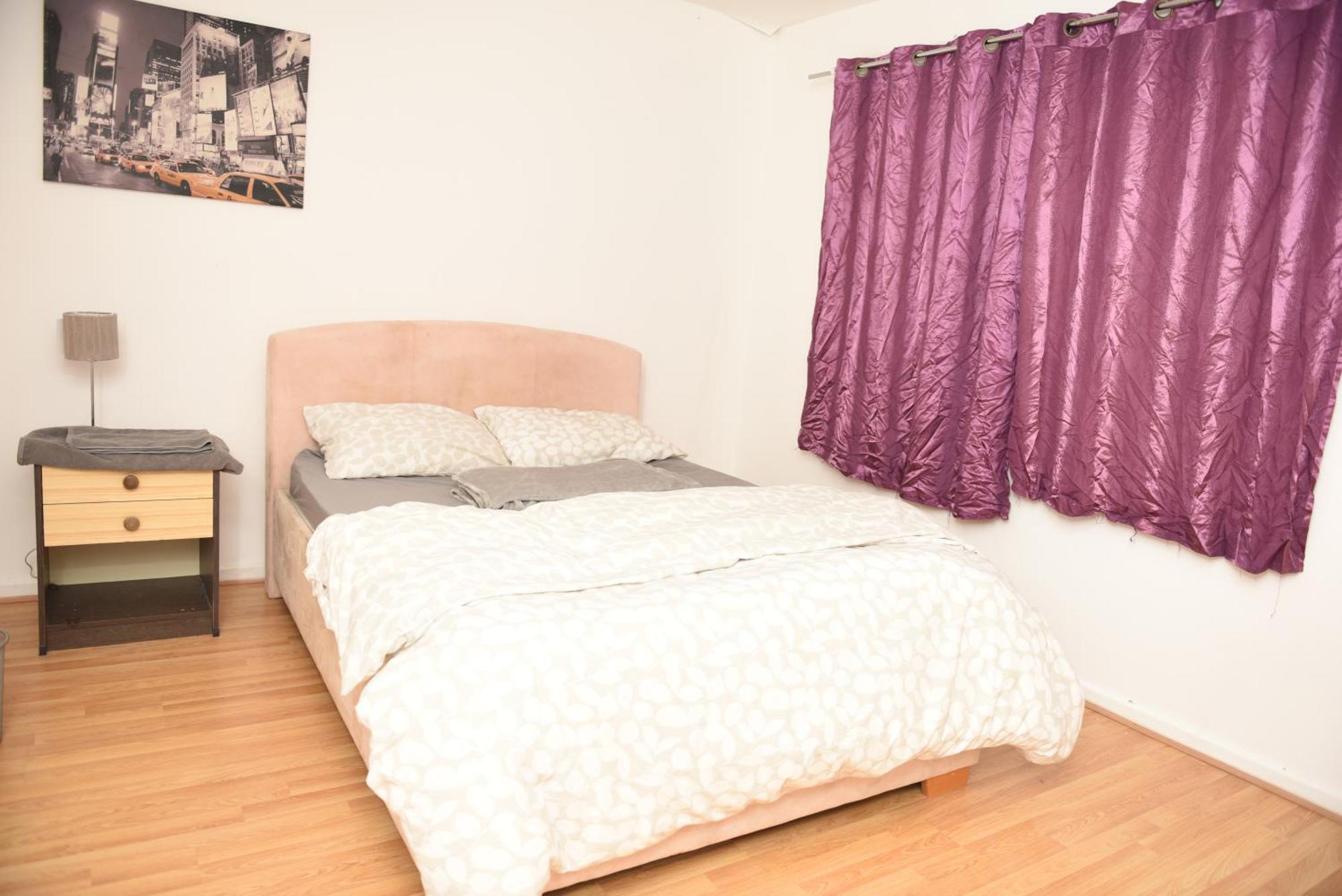 3 Bed Comfortable In City, Free Parking , Wifi, Kitchen,livingroom *