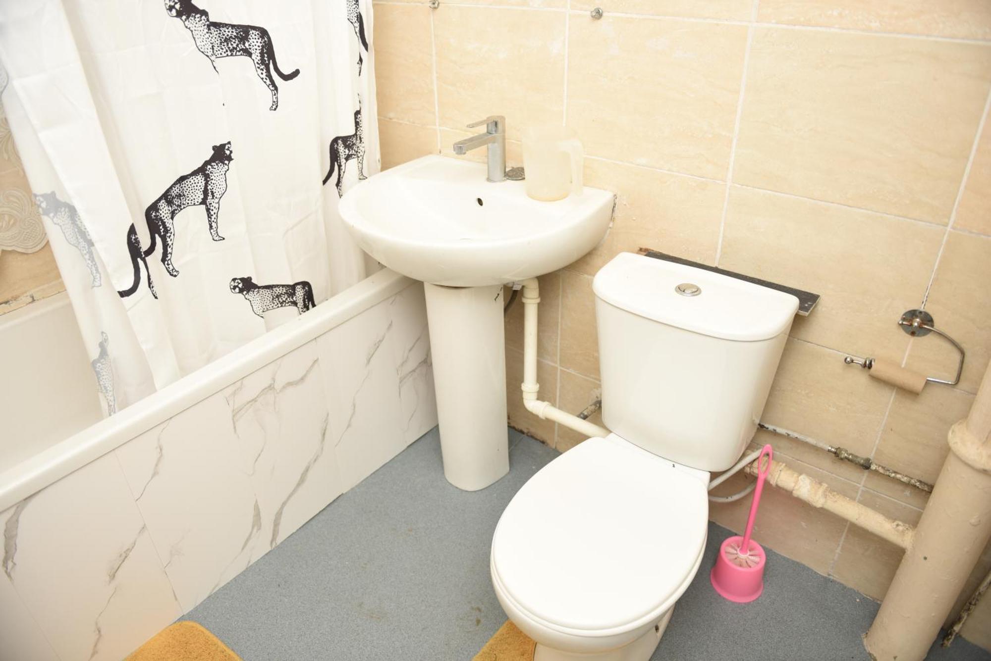 3 Bed Comfortable In City, Free Parking , Wifi, Kitchen,livingroom * Coventry
